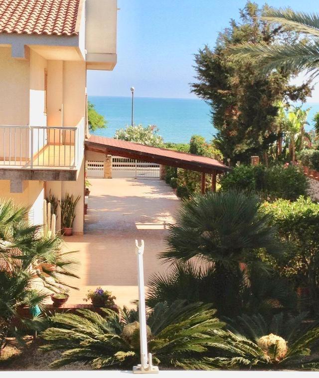 Beachfront Rooms Marina Di Ragusa Exterior photo