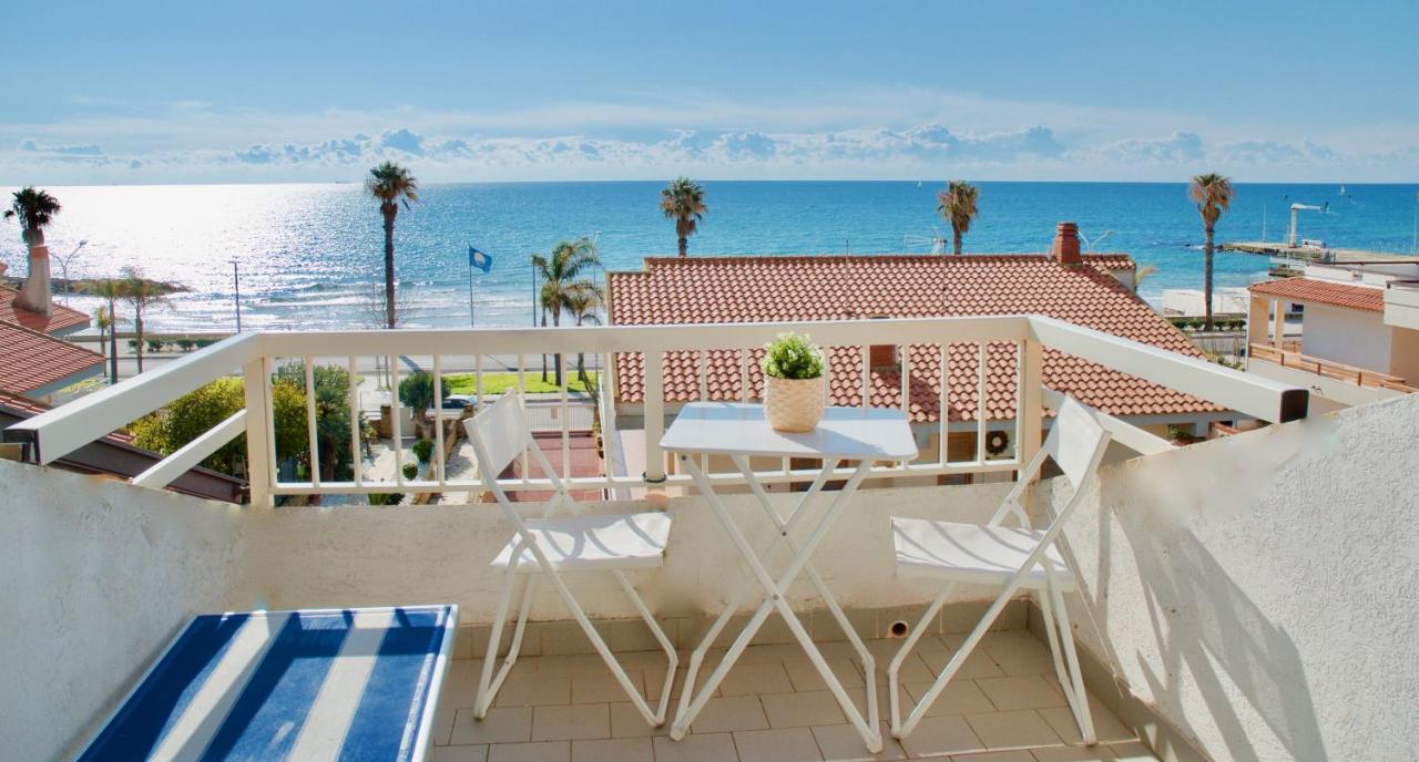 Beachfront Rooms Marina Di Ragusa Exterior photo